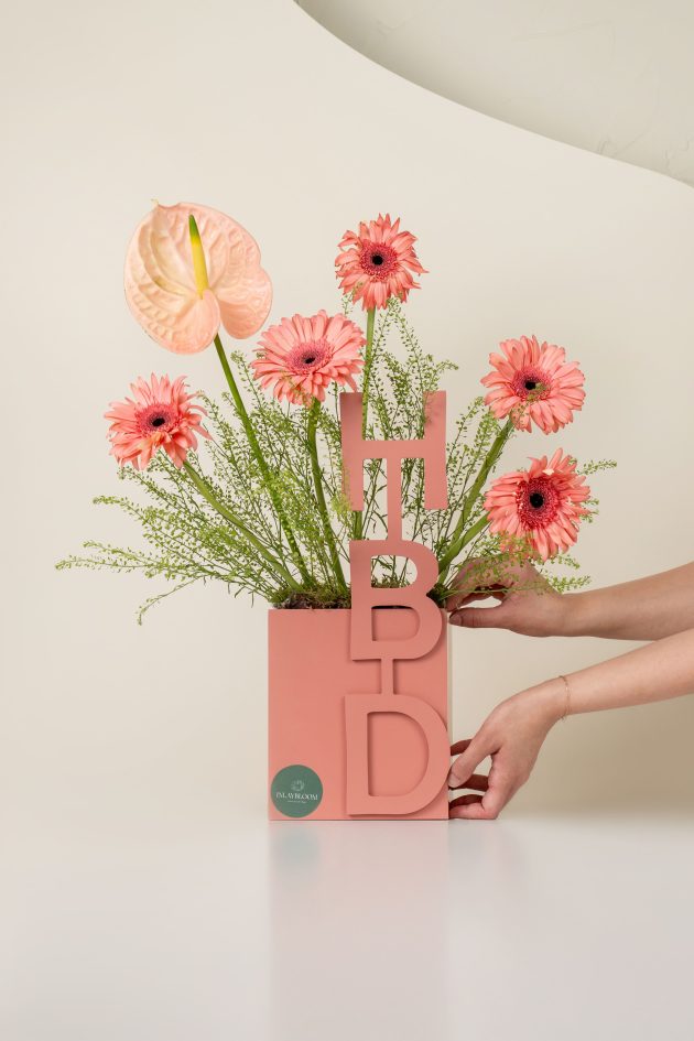 ⁦Peach HBD XL sign⁩ - الصورة ⁦2⁩