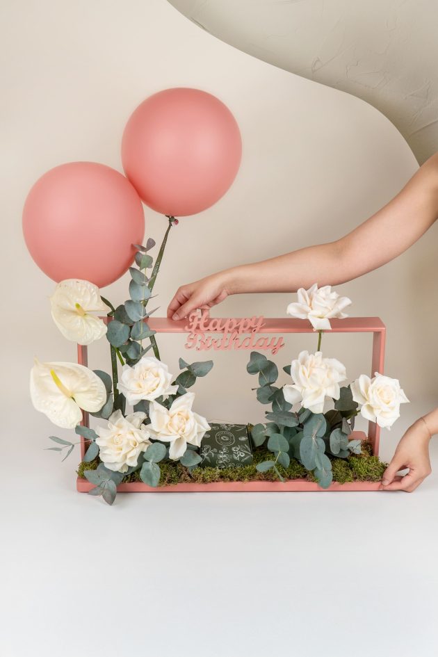 ⁦Peach balloon and chocolate box⁩ - الصورة ⁦3⁩