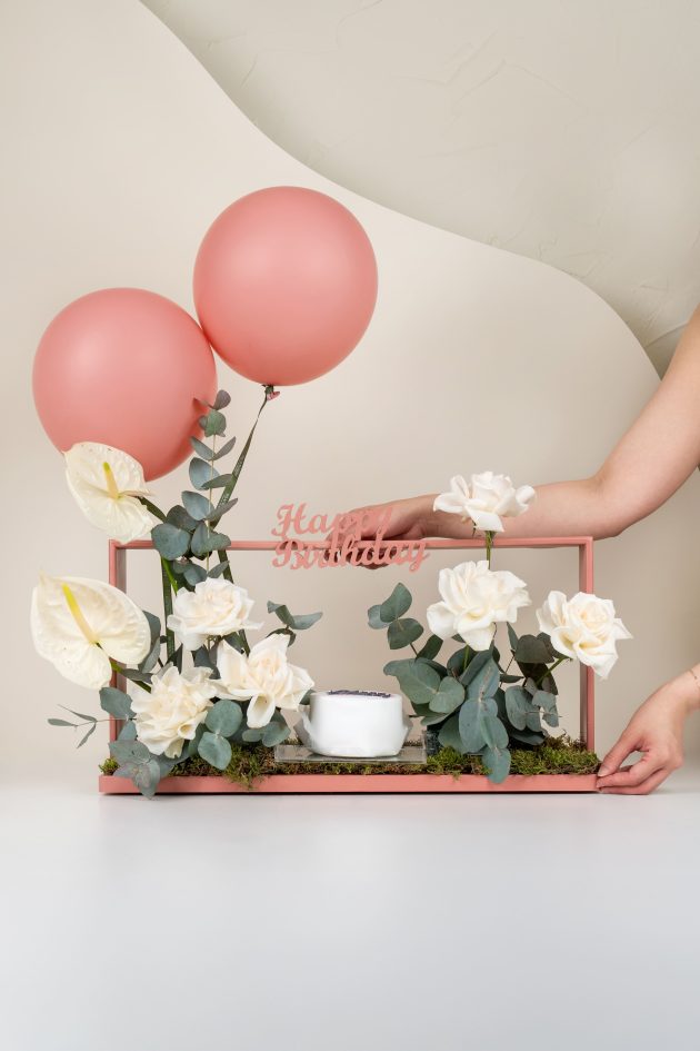 ⁦Peach white flowers and cake⁩ - الصورة ⁦2⁩