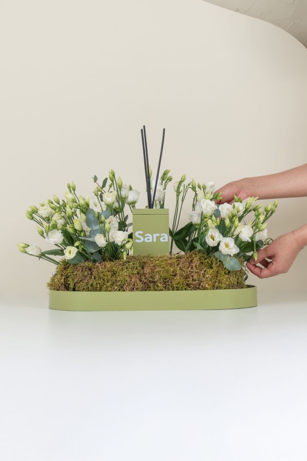 ⁦Green diffuser and white flowers⁩ - الصورة ⁦3⁩