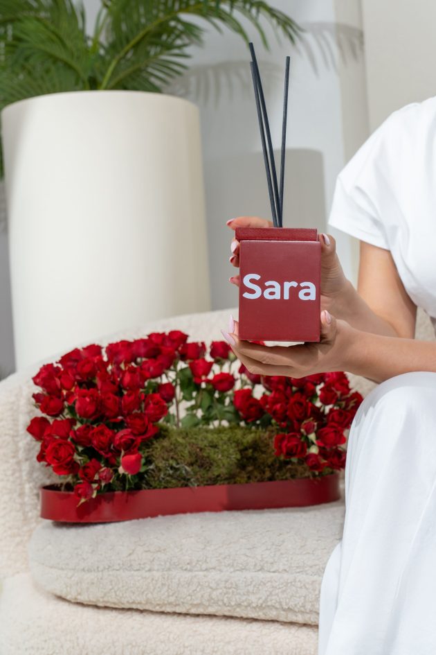 Red baby roses with diffuser tray