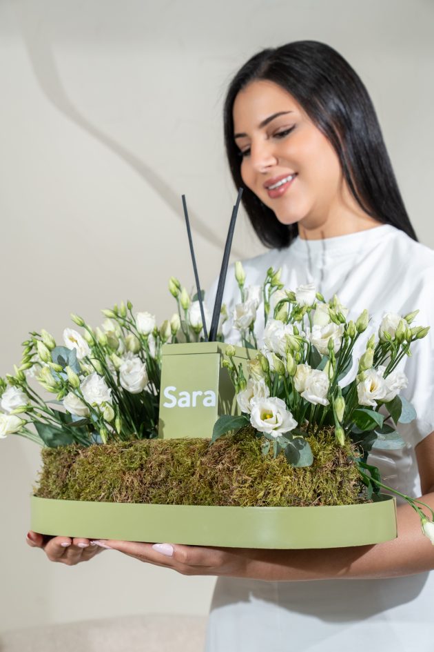 ⁦Green diffuser and white flowers⁩ - الصورة ⁦2⁩