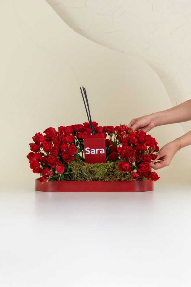 Red baby roses with diffuser tray