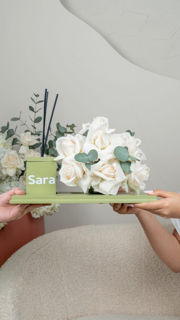 Green diffuser white roses tray